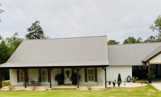 Cottondale House | 4 bedroom home with a touch of country close to UA