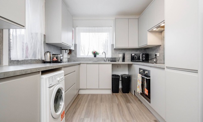 Chelmsford House | 4 Bedroom House, Free Parking, Contractor's Haven