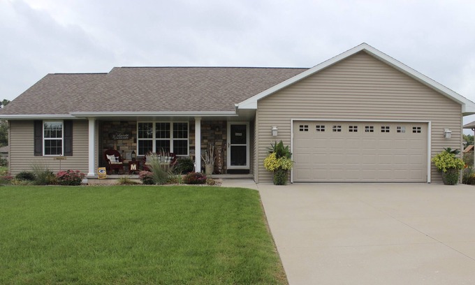 Howard House | 4 Bedroom House. Great for Packer Games!
