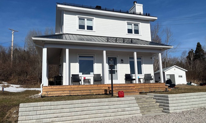 Port-au-Persil House | 4-bedroom house in awesome Saint-Siméon with AC, WiFi