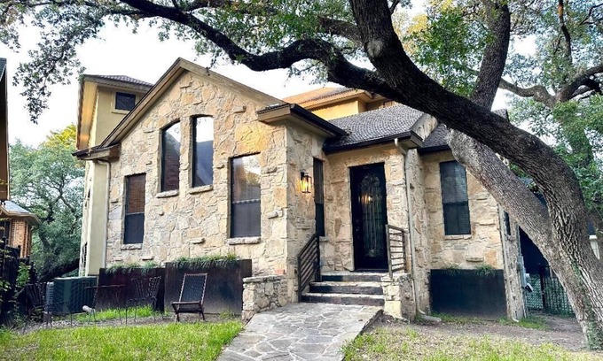 Travis Heights House | 4-bedroom house in Austin 1 mile to Lady Bird Lake and Downtown with full Gym