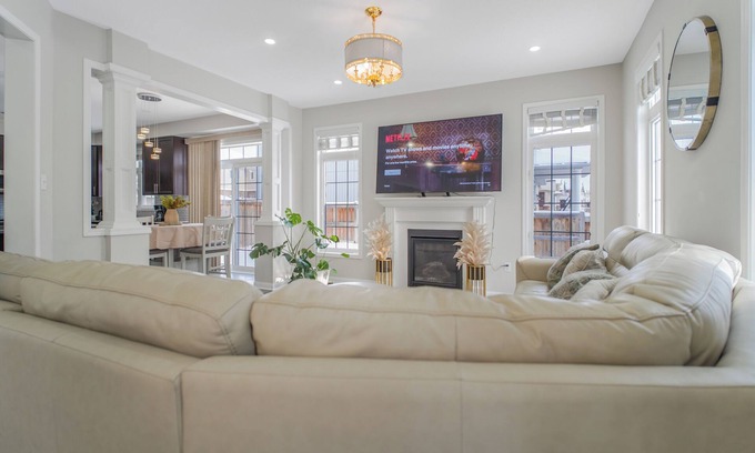 Bowmanville House | 4-bedroom house in charming Haydon with fitness room, WiFi, AC