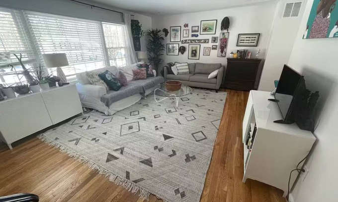 Rockville House | 4-bedroom house in delightful Rockville- entrance to Rockcreek park at doorstep