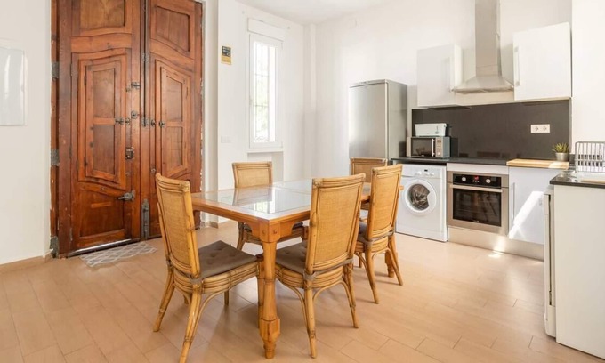 El Cabanyal House | 4 bedroom house in front of Valencia Beach, perfect for large groups!