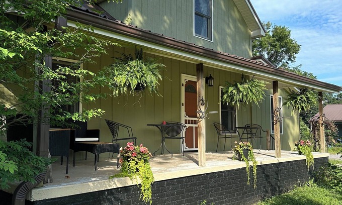 Lynchburg House | 4-bedroom house in marvelous Lynchburg with private inground pool and sauna