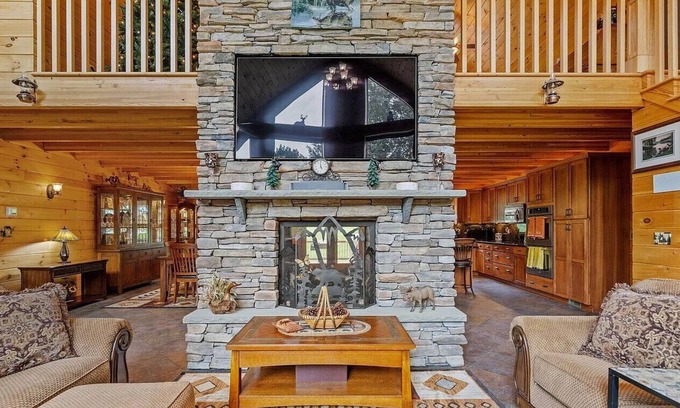 Day House | 4-bedroom house in Northville. Sleeps 14. WiFi, AC, Fireplace
