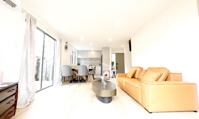 Murrays Bay House | 4-Bedroom House in the NorthShore of Auckland, Walk to the beach