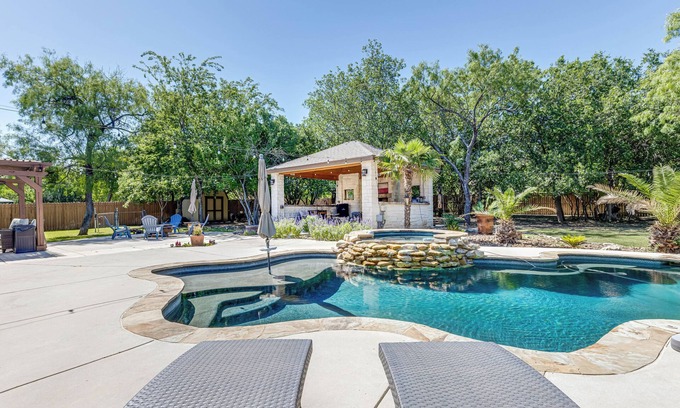 San Antonio House | 4-bedroom house in San Antonio, close to Sea World and Lackland AFB with pool!