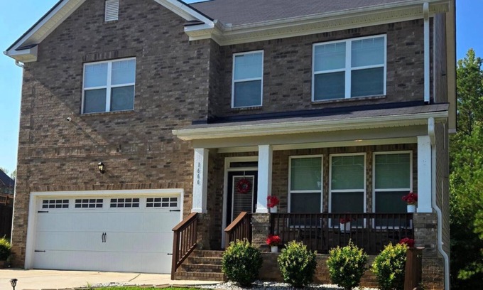 Conyers House | 4-bedroom house in wonderful Conyers with AC, fitness room/pool table/bar