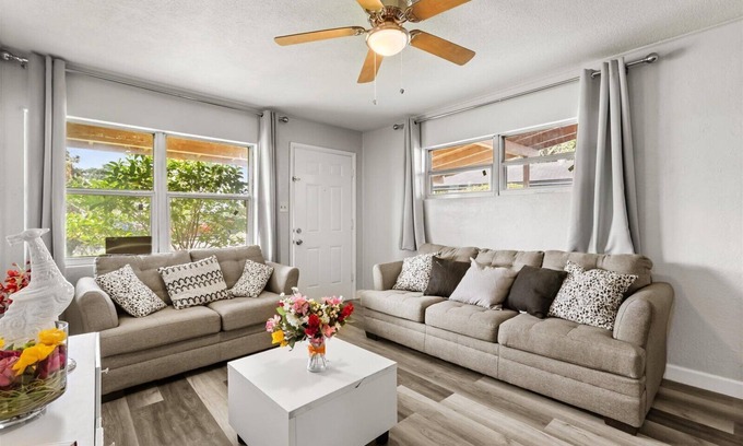 Richmond Heights House | 4-bedroom house in wonderful Orlando with WiFi, AC, and a large backyard.