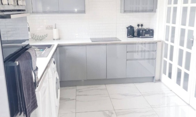 Roxeth House | 4 Bedroom House LONDON