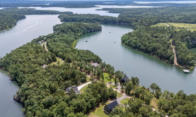 Drasco House | 4-bedroom house on Greers Ferry Lake