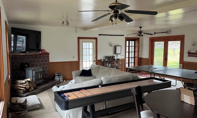 Mount Holly House | 4 Bedroom House on the Mill River with Game Room - 10 Minutes from Okemo
