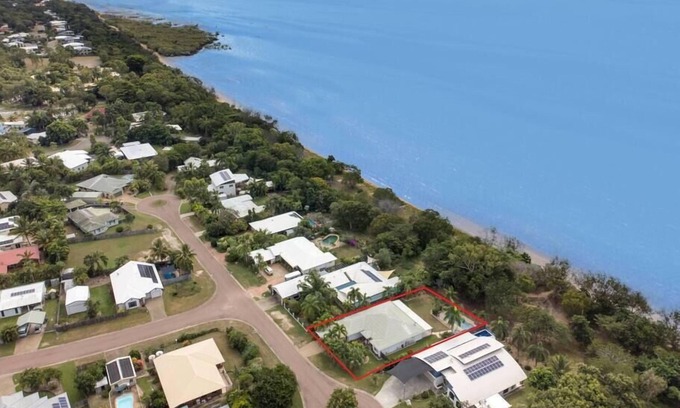 Bushland Beach House | 4 bedroom house right on the beach!