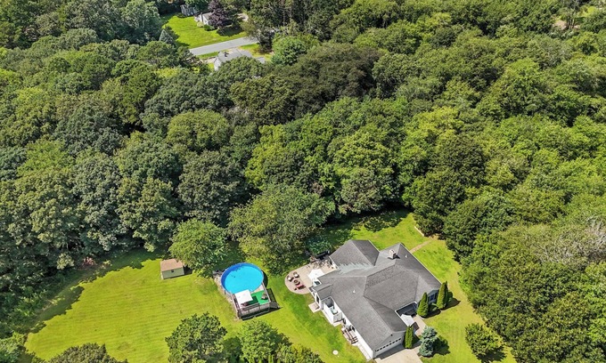 Green Hill House | 4-bedroom house in charming South Kingstown, wifi, AC, Private beach parking
