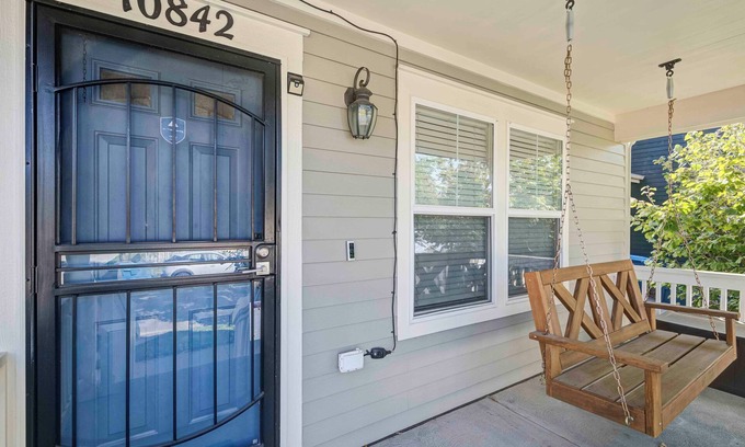 Henderson House | 4-bedroom house w/Hot Tub, Patio, Fire pit, King Master