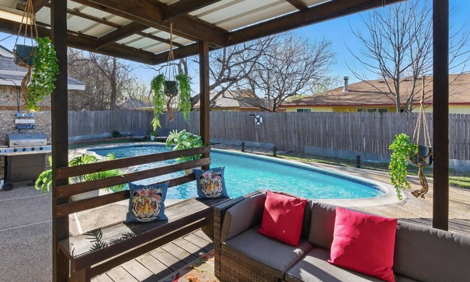 South Arlington House | 4-Bedroom House with Private Pool near Cowboy Stadium and DFW