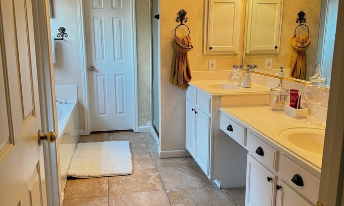 Sugar Land House | 4-bedroom house WiFi, AC. Pet and Family Friendly perfect for gatherings