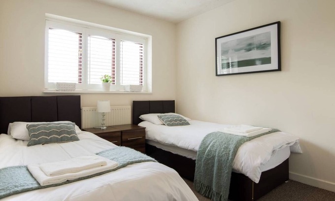 Burghfield House | 4 bedroom House with Parking and Free Wifi