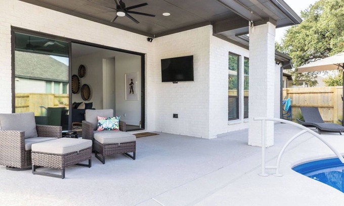 Kyle House | 4-bedroom house with Pool and Putting Green in Hill Country