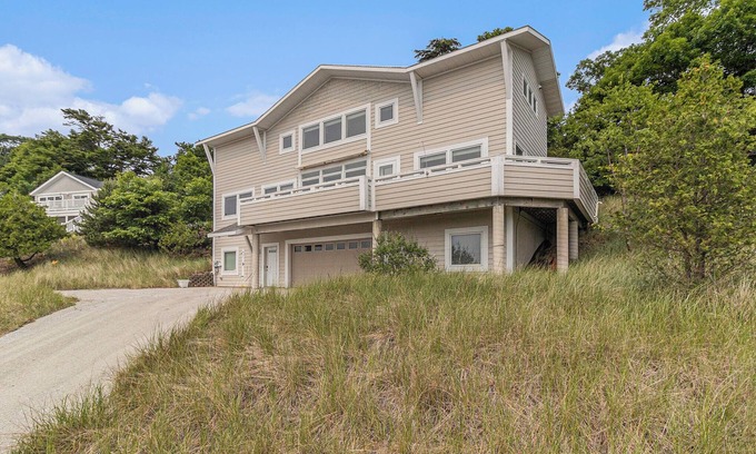 Montague Cottage | 4-bedroom Lake Michigan beach cottage in Montague with WiFi, AC