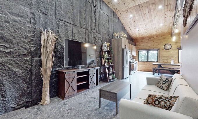 Penetanguishene House | 4 Bedroom Lakefront Townhouse Cottage