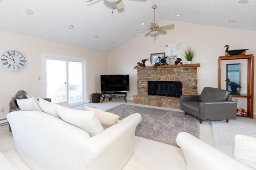 Sandusky House | 4 Bedroom Lakefront Home with Private Beach on Cedar Point Chaussee