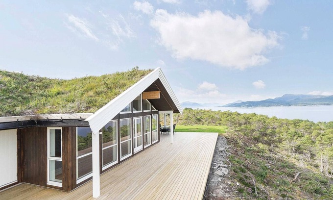 Torjulvagen House | 4 bedroom lovely home in Kvisvik