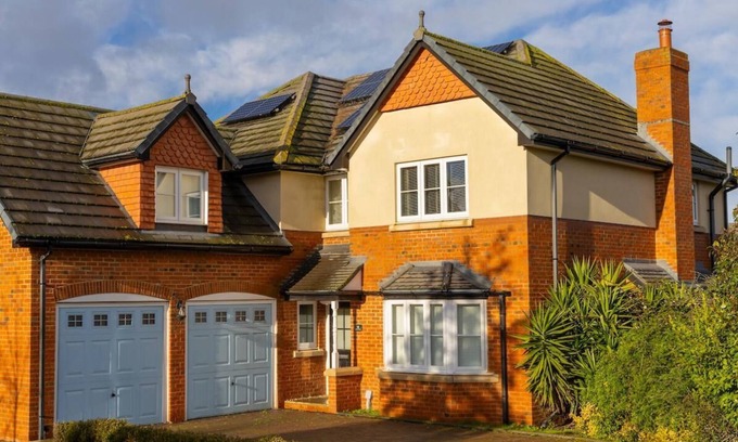 Sheerness House | 4 Bedroom Luxurious Executive Villa