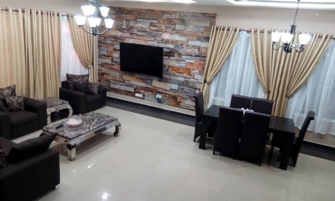 Ogombo House | 4 Bedroom Luxury HomeAwayFromHome-Unlimited WiFi