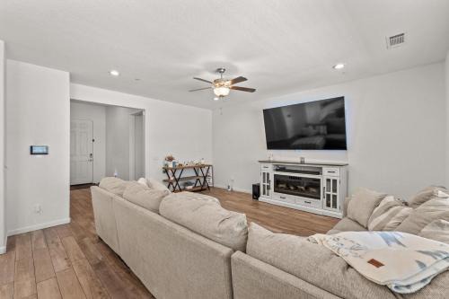 Tulare House | 4 Bedroom Modern Oasis Near Sequoias