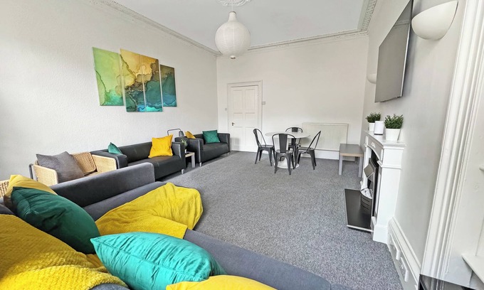 Gifford Apartment | 4 Bedroom Modern Spacious Apt - Edinburgh Old Town
