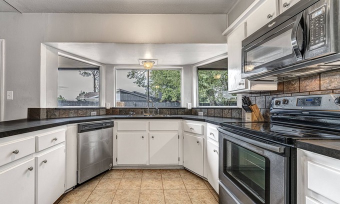 Ardmore House | 4 Bedroom Near Shopping&Eats