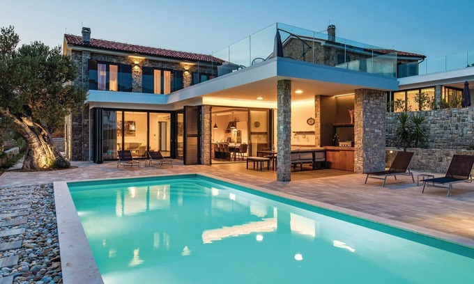Jakisnica House | 4 bedroom nice home in Lun