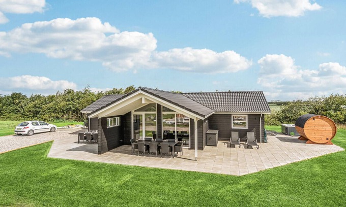 Skaven Strand House | 4 bedroom nice home in Tarm