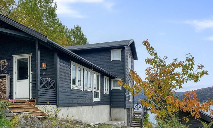 Vagsoy House | 4 bedroom nice home in Deknepollen
