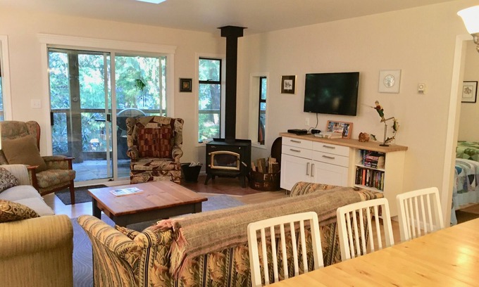 Halfmoon Bay House | 4 Bedroom Pet Friendly Cottage Quiet Secluded Waterfront Location In Secret Cove
