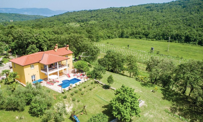 Rogocana House | 4 bedroom pet friendly home in Kranjci