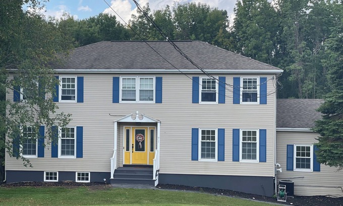 Sussex House | 4 Bedroom Pool Oasis - 10 min. to Ski & Golf