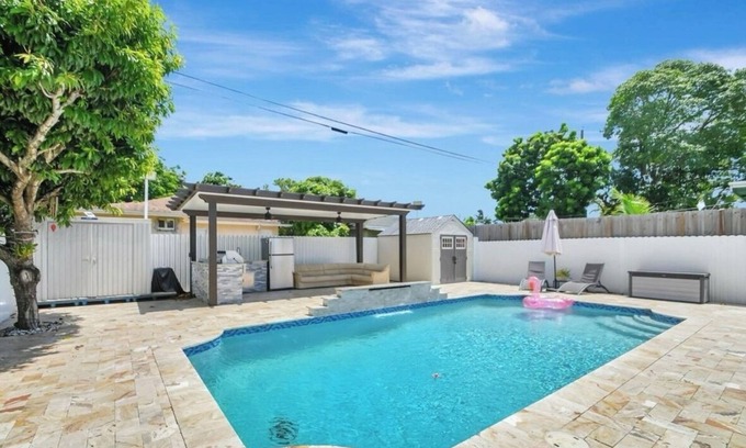 Greenacres House | 4-bedroom pool house in beautiful West Palm Beach with WiFi, AC. Near Airport!