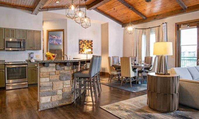 Lake Delton Condo | 4 Bedroom Presidential Suite @ Glacier Canyon Lodge, Waterpark Passes, Sleeps 10