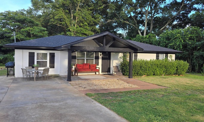 Enterprise House | 4 bedroom quiet county home close to everything!