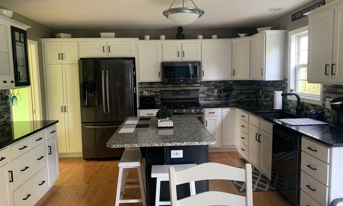 State College House | 4 Bedroom Retreat w/home gym - 3 miles from stadium, near CATA bus stop