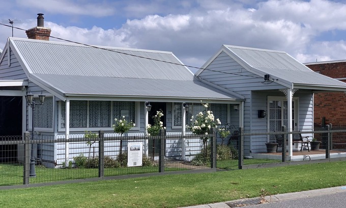 Tooradin House | 4 Bedroom Seaside home. Popular location.