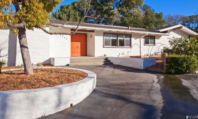 Sharon Heights Apartment | 4 Bedroom Single family L-316031 by Houzlet