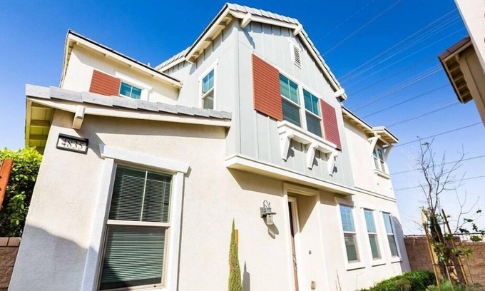 Ontario Apartment | 4 Bedroom Single family L-590895 by Houzlet