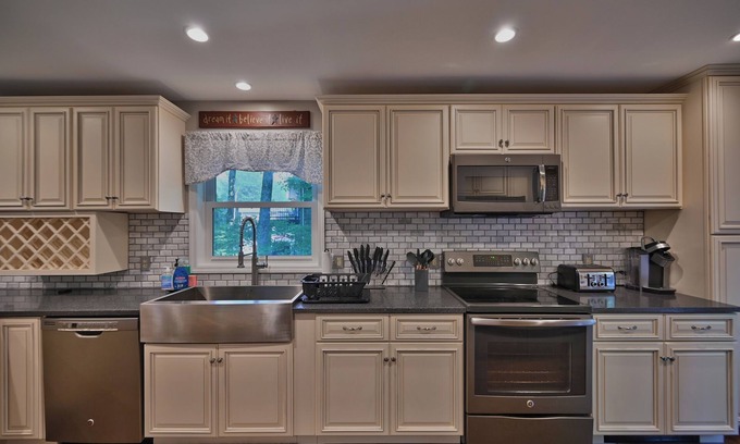 Lake Harmony Estates Cabin | 4 Bedroom SLEEPS 22/with INDOOR HOT TUB/2 MIN TO SKI, INDOOR WATER PARK
