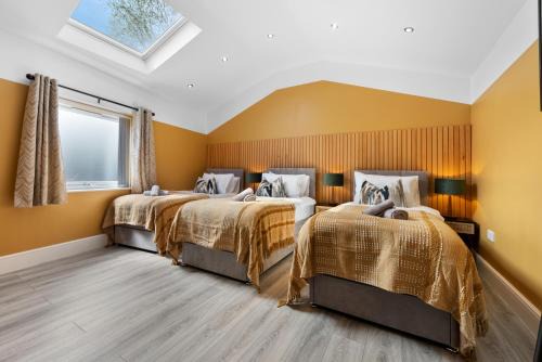 Farnworth House | 4-Bedroom Stunning Luxe, Spacious & Stylish Design House Bolton, Sleeps 11, with Parking Central Bolton, Links to Manchester, Pet-Friendly, Best For Groups! WORK CONTRACTORS SPECIAL OFFER! - by Blue Puffin Stays
