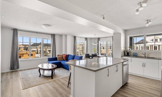 Airdrie House | 4 Bedroom Town Home with Free Banff Pass, Garage Parking, Fast WiFi, Smart TV with Netflix, Fully Equipped Kitchen, Sleeps 10, Ideal for Families