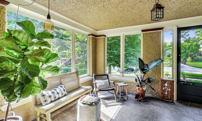 Oak Park House | 4-bedroom townhome in Frank Lloyd Wright District-FREE PARKING, Patio, Yard